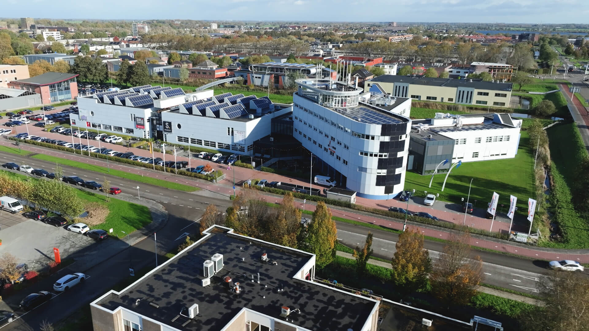 Intechnium dronefoto van gebouw
