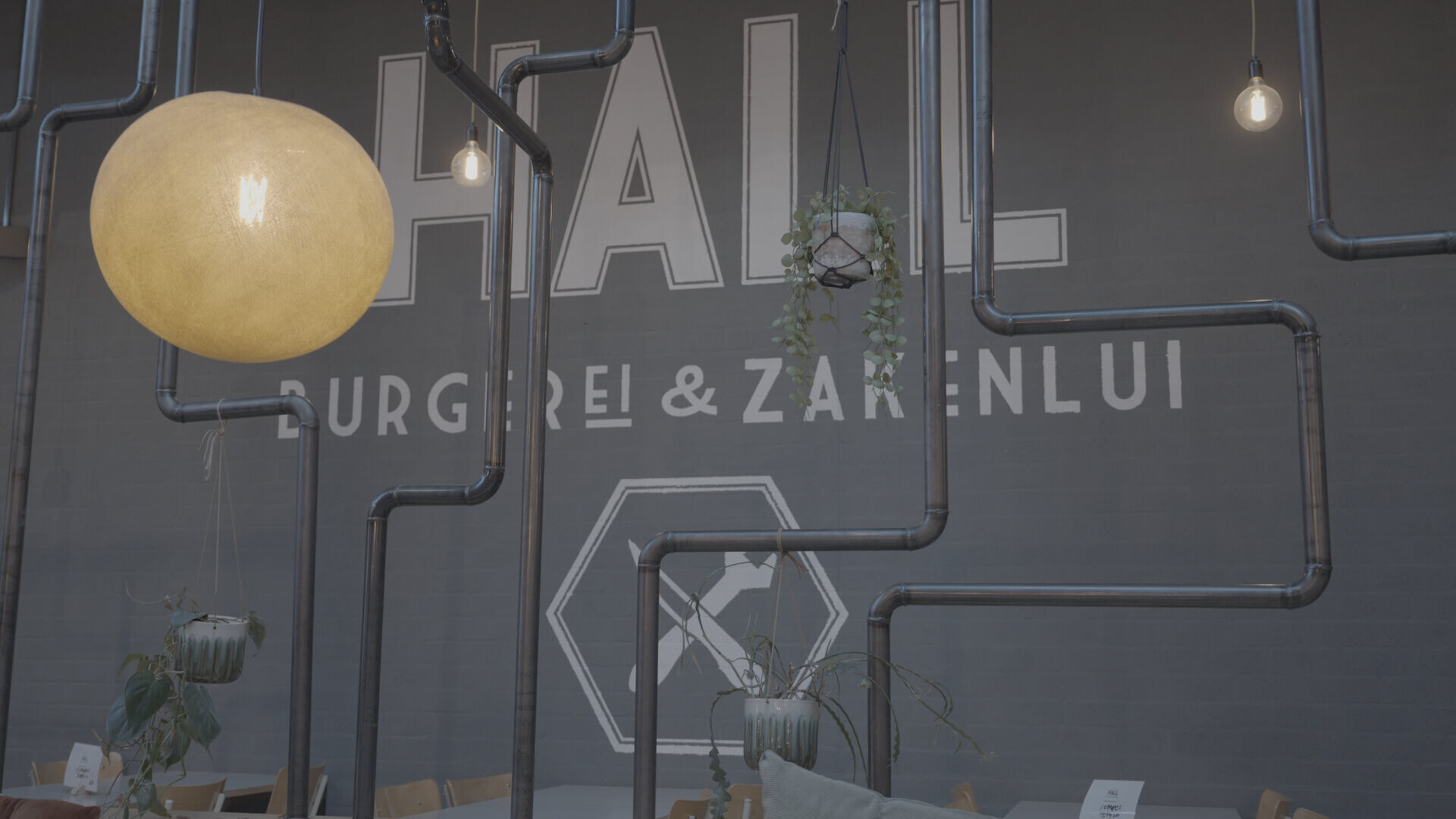 Intechnium hall logo op muur