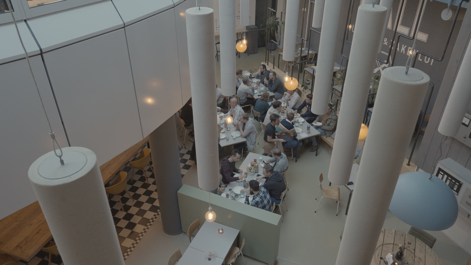 Intechnium hall van boven etende mensen