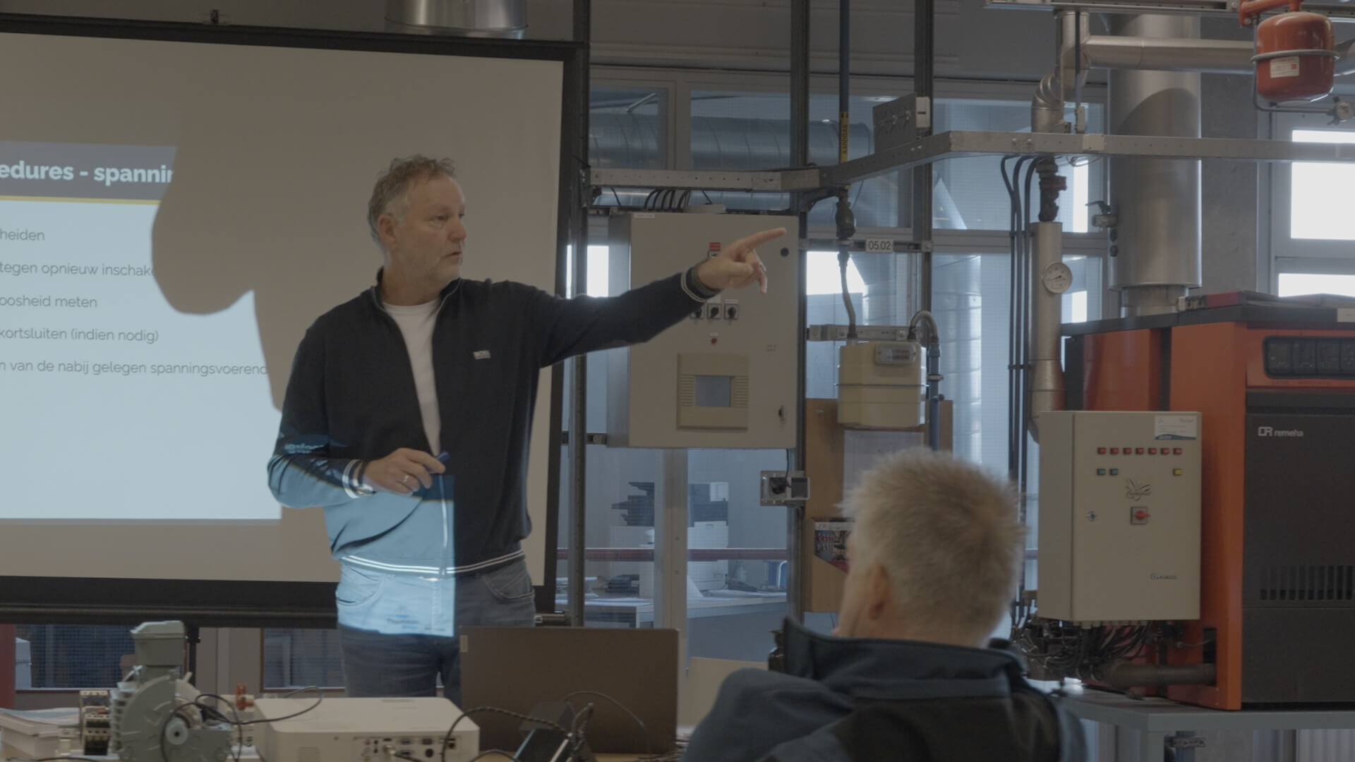 Intechnium man presenteerd bij projectiescherm