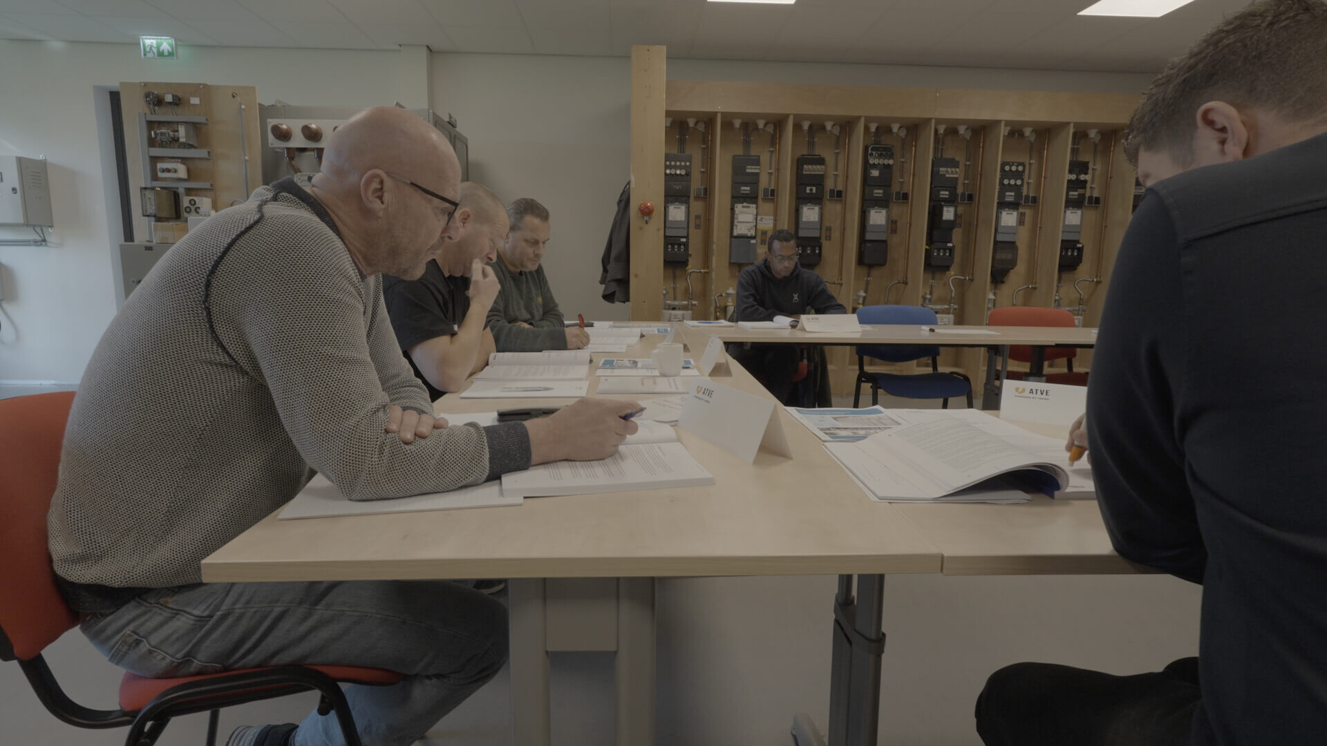 Intechnium overleggende mannen technische vergaderruimte