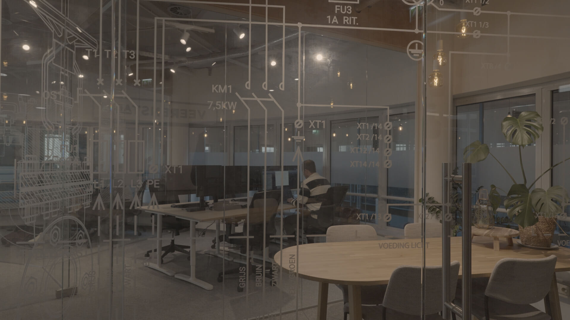 Intechnium technisch plan op glazen muur in kantoor